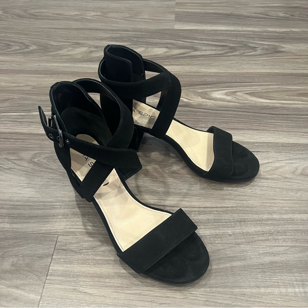 Black suede crisscross strappy sandals - size 7